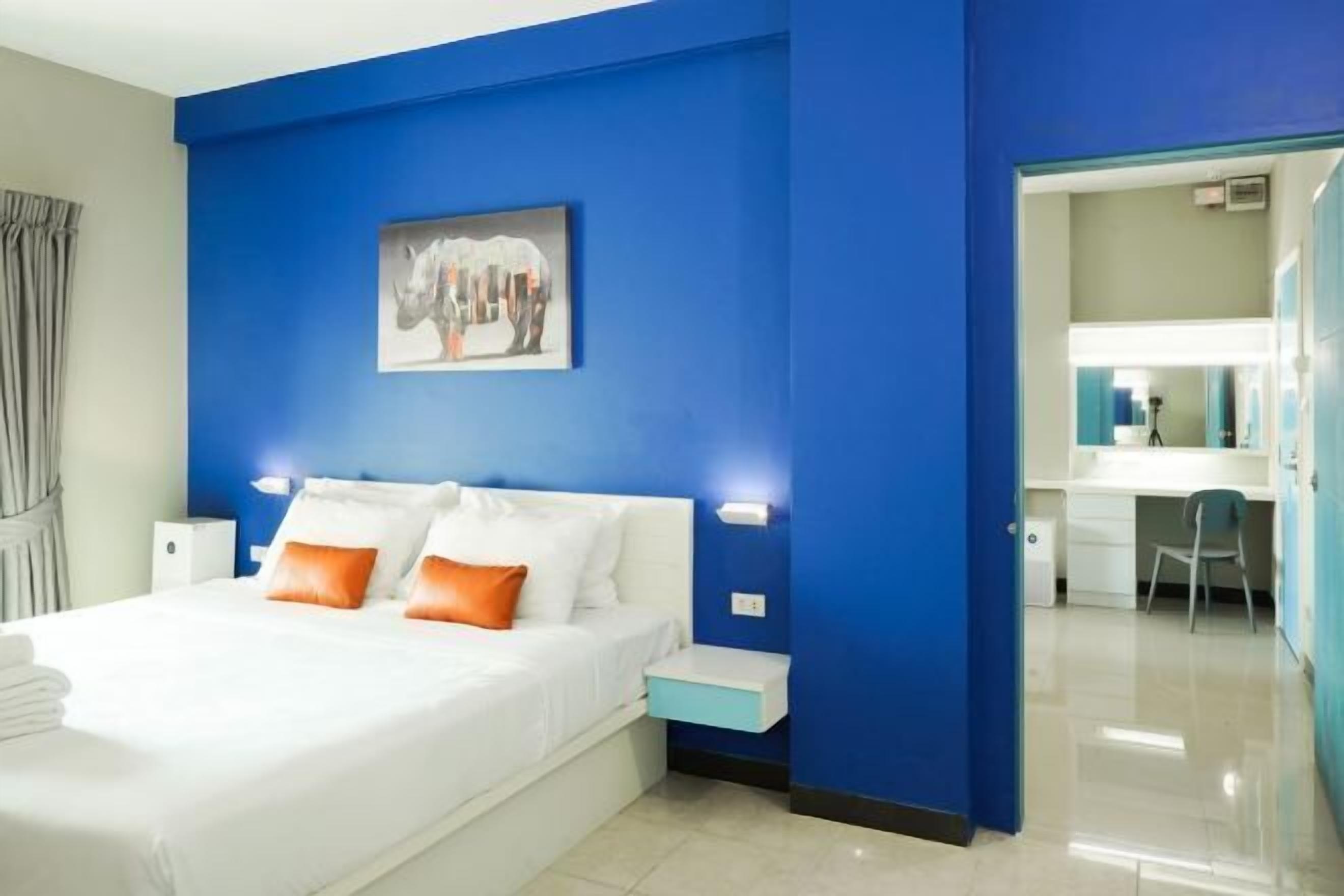 Desk, free WiFi, bed sheets