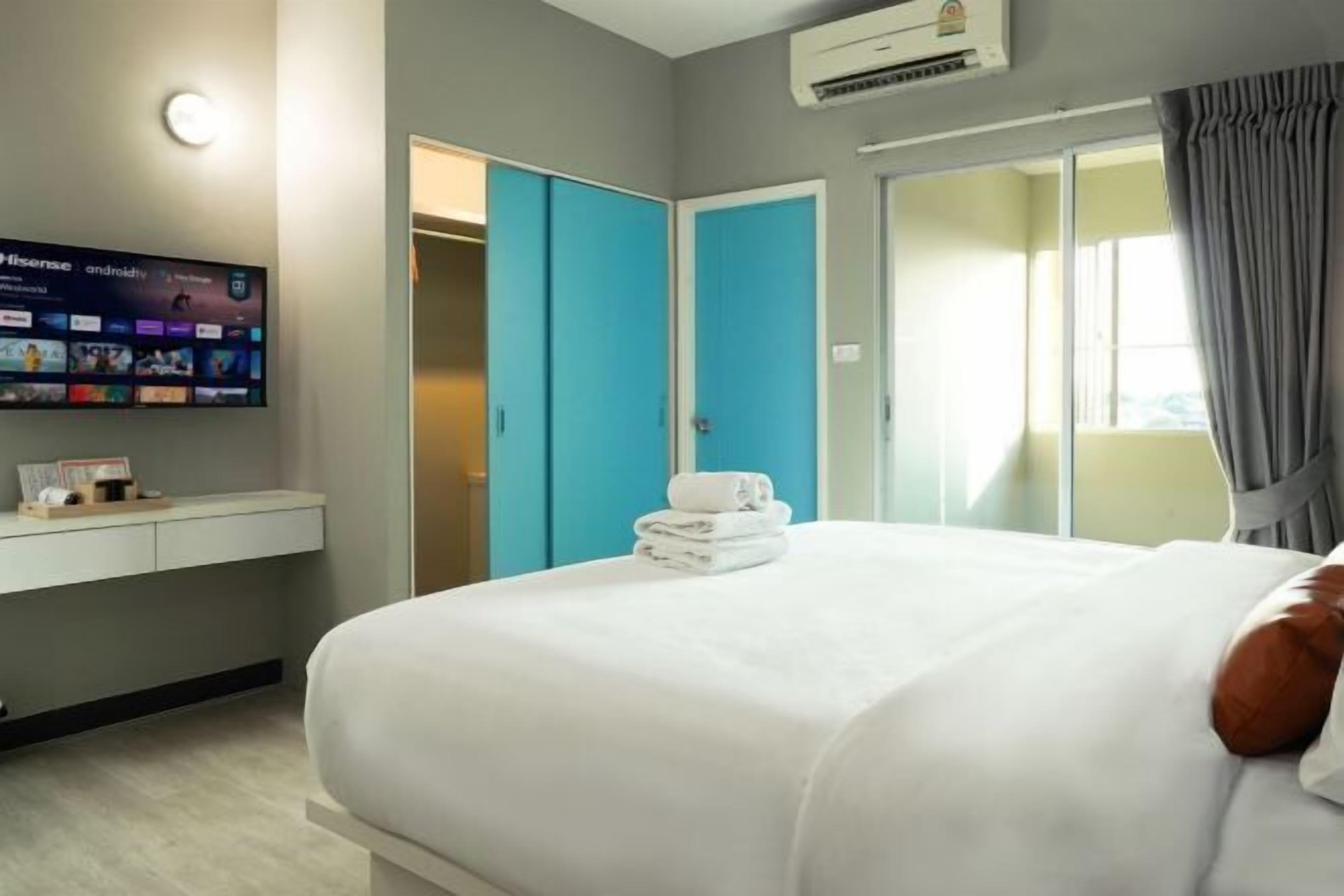 Desk, free WiFi, bed sheets