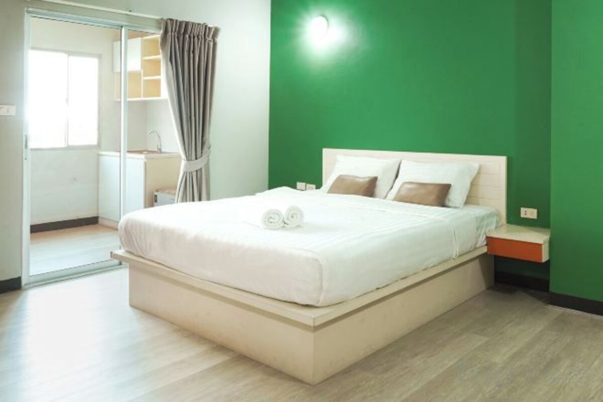 Desk, free WiFi, bed sheets