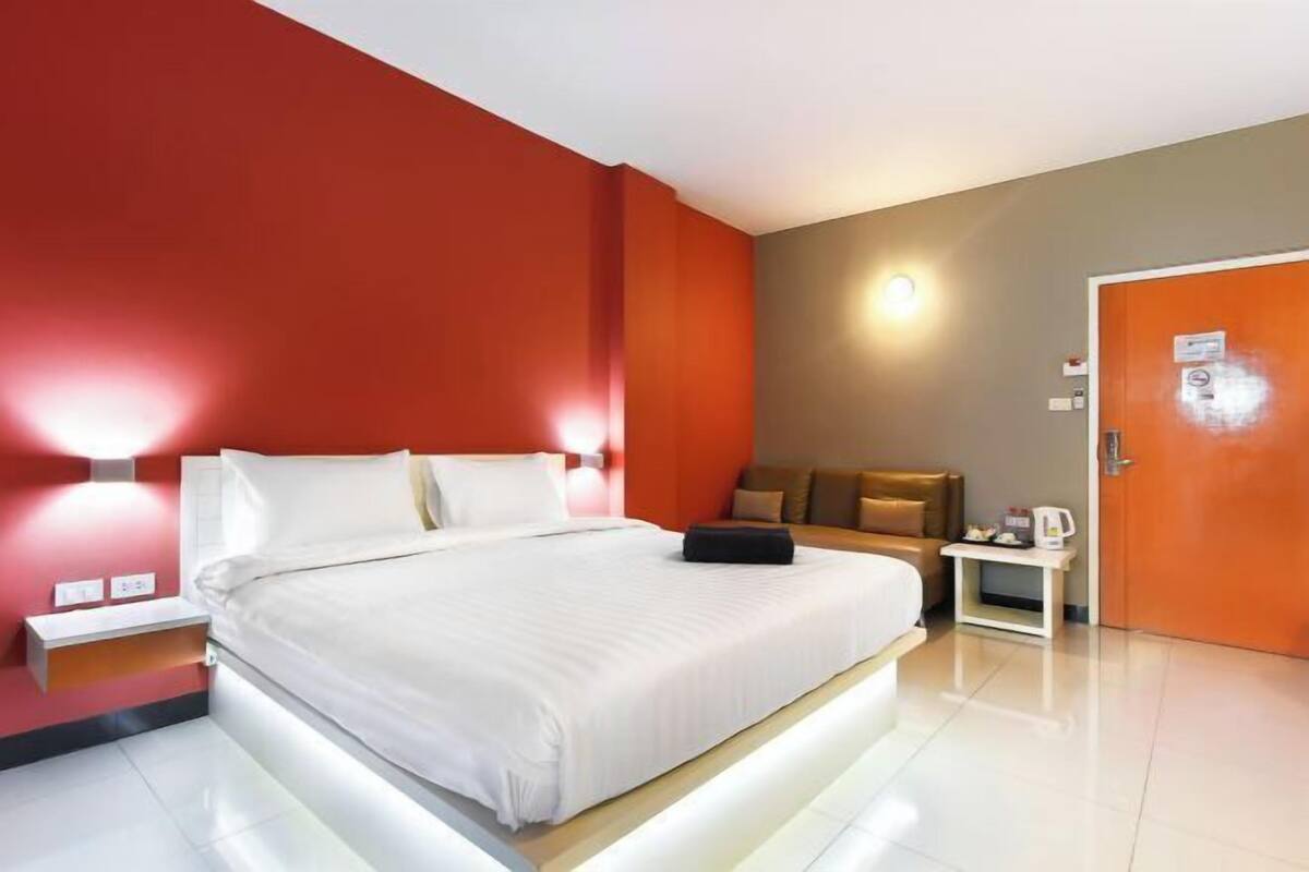 Desk, free WiFi, bed sheets