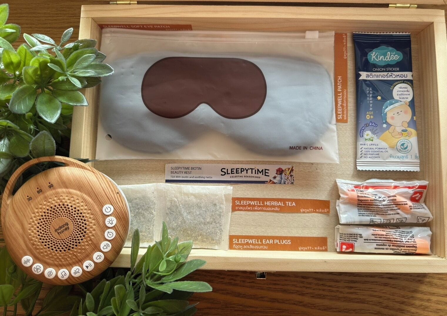 Un kit de descanso con almohada, tapones para los oídos, bolsitas de té y un altavoz con forma de abeja.