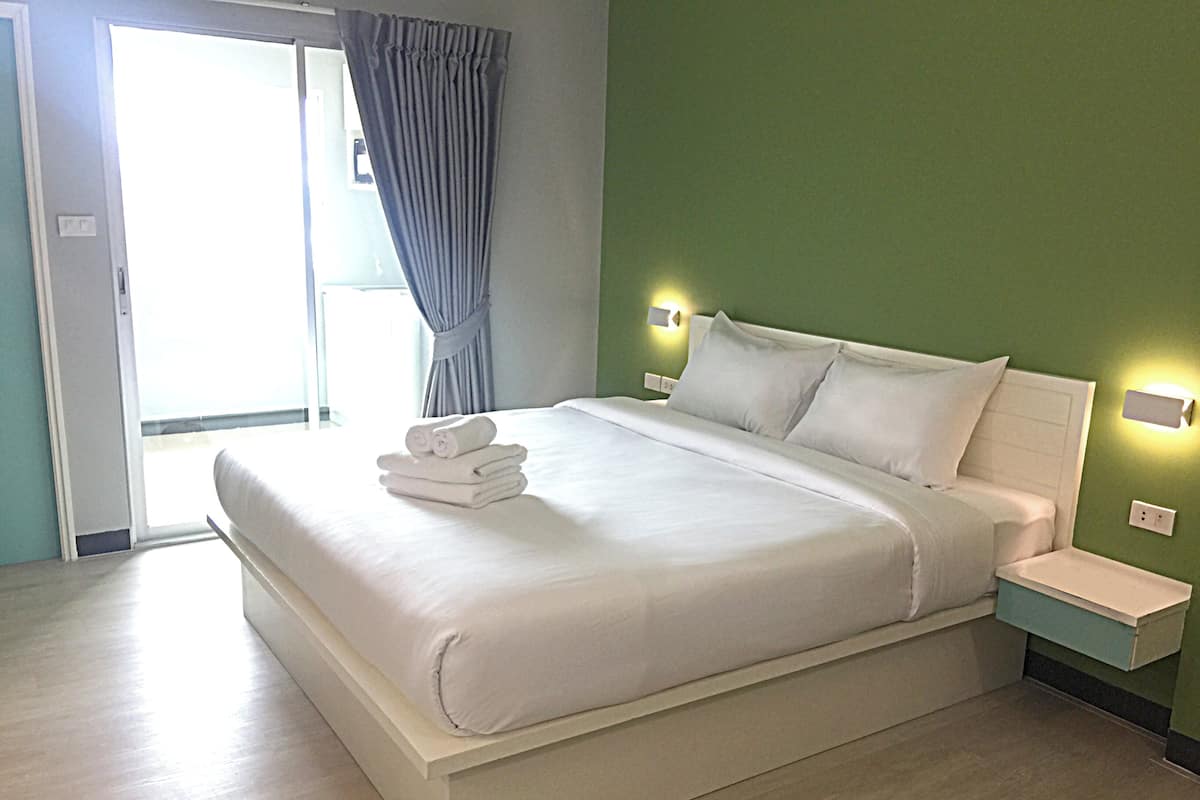 Superior Studio | Desk, free WiFi, bed sheets