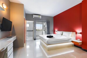 Une chambre à coucher moderne, équipée d’un lit, de tables de chevet, d’un téléviseur et offrant une vue sur l’extérieur.