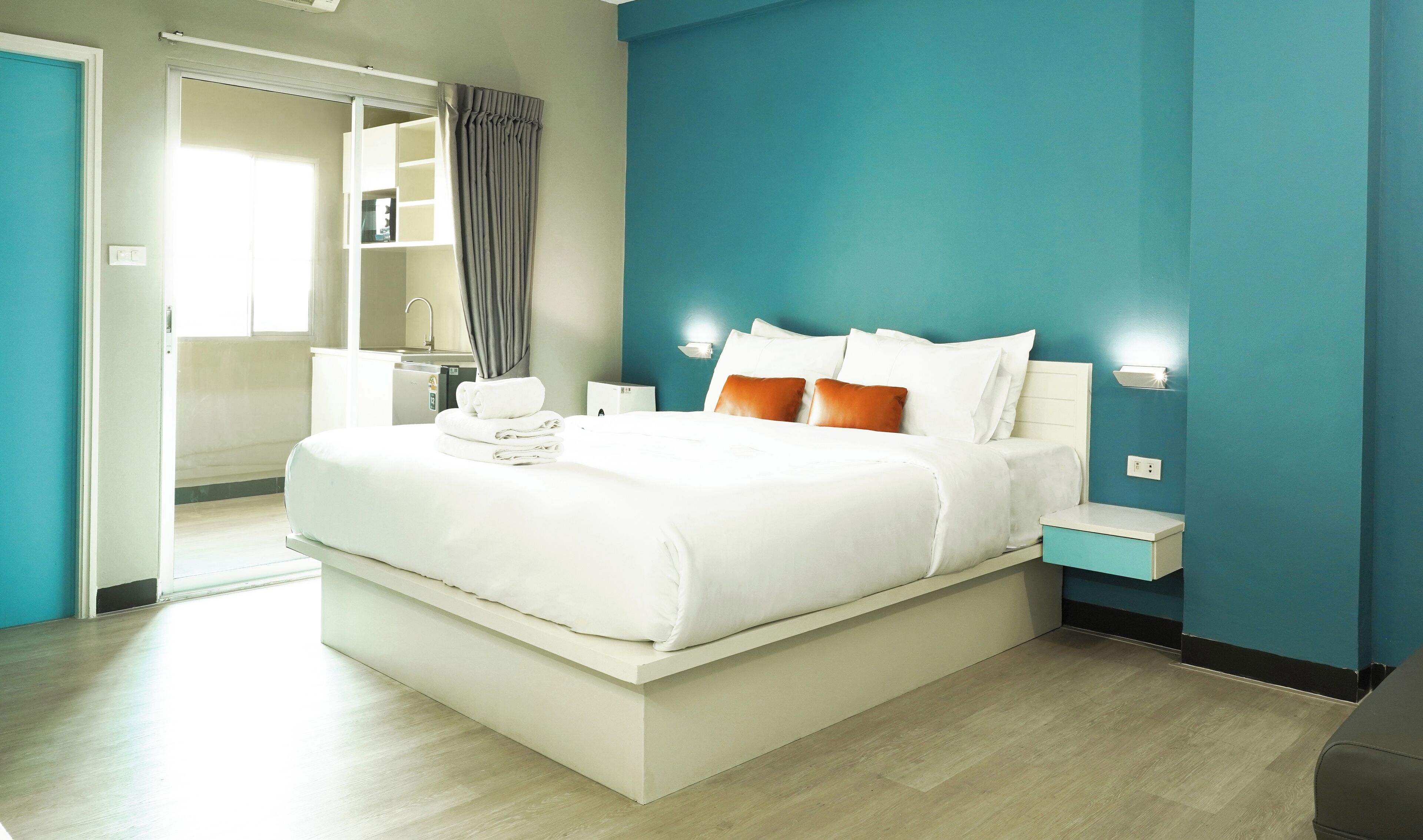 Desk, free WiFi, bed sheets