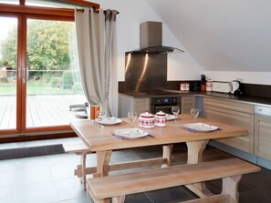 Een magnetron, een oven, een vaatwasser, een broodrooster