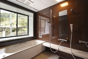 Bañera y ducha independientes, pantuflas, toallas