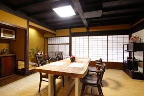 Tradisjonelt hus (Japanese Style Private Vacation) | Spiseområde på rommet