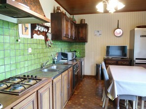 Een magnetron, een oven, een vaatwasser, een broodrooster