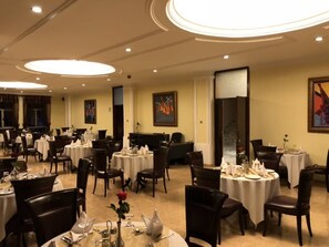 Se sirven desayunos, almuerzos y cenas; cocina local e internacional