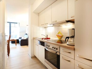 Kühlschrank, Ofen, Geschirrspüler, Wasserkocher mit Kaffee-/Teezubehör