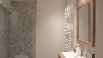City Apartment, 1 Bedroom, City View | Bathroom sink