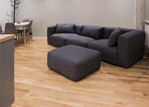 City Apartment, 1 Bedroom, City View | Ruang tamu | 49 inci televisyen skrin rata dengan digital, TV Pintar 