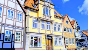 A historic building with a prominent entrance, large windows, and a traditional architectural style. - Apartment in historischem Gebäude (Uelzen)