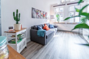 Studio – comfort, 1 soverom, ikke-røyk, byutsikt | Oppholdsområde | En 55-tommers smart-TV med kabel-kanaler samt TV og TV-spill