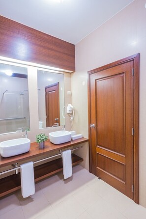 A bathroom with two sinks, a large mirror, a towel rack, and a wooden door. - FLH Luxury Villa Mar with Private Sea Access (Funchal)