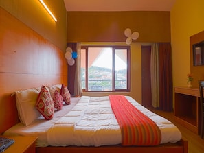 Tabla de planchar con plancha y ropa de cama