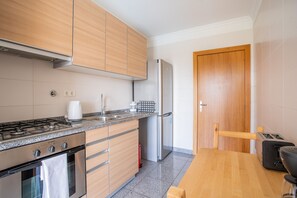 Kühlschrank, Mikrowelle, Ofen, Wasserkocher mit Kaffee-/Teezubehör