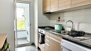 Frigorífico, microondas, horno y lavavajillas