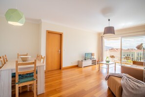 TV - FLH Funchal Modern Apartment with Pool (Funchal)