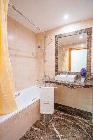 Baignoire, sèche-cheveux, serviettes fournies, shampoing
