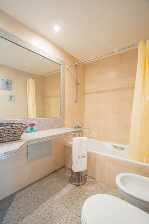 Baignoire, sèche-cheveux, serviettes fournies, shampoing