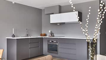 Apartamento | Cozinha privada | Geladeira, fogão, lava-louças, talheres/pratos/utensílios de cozinha