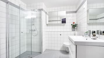 Apartamento | Banheiro | Chuveiro, produtos de toalete grátis, toalhas de banho