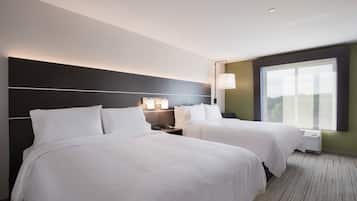 Habitación de hotel con dos camas, un ventanal grande y una lámpara fijada a la pared.