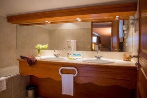 Đồ dùng nhà tắm miễn phí, máy sấy tóc, khăn tắm 