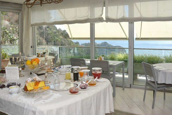 A table set for a meal with a view of the sea. - Maison Blanche Luxury B&B Taormina (Taormina)