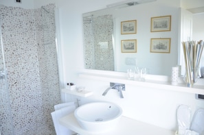 Doppelzimmer, Meerblick | Badezimmer | Dusche, kostenlose Toilettenartikel, Haartrockner, Bademäntel