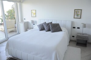 Quarto casal, vista para o mar | Edredons de pluma, frigobar, cofres nos quartos, quartos à prova de som