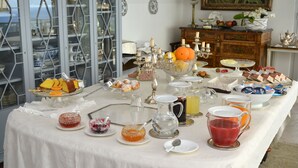 A breakfast buffet with various food items and beverages on a table. - Maison Blanche Luxury B&B Taormina (Taormina)