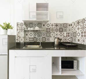 Kylskåp, mikrovågsugn, ugn och vattenkokare