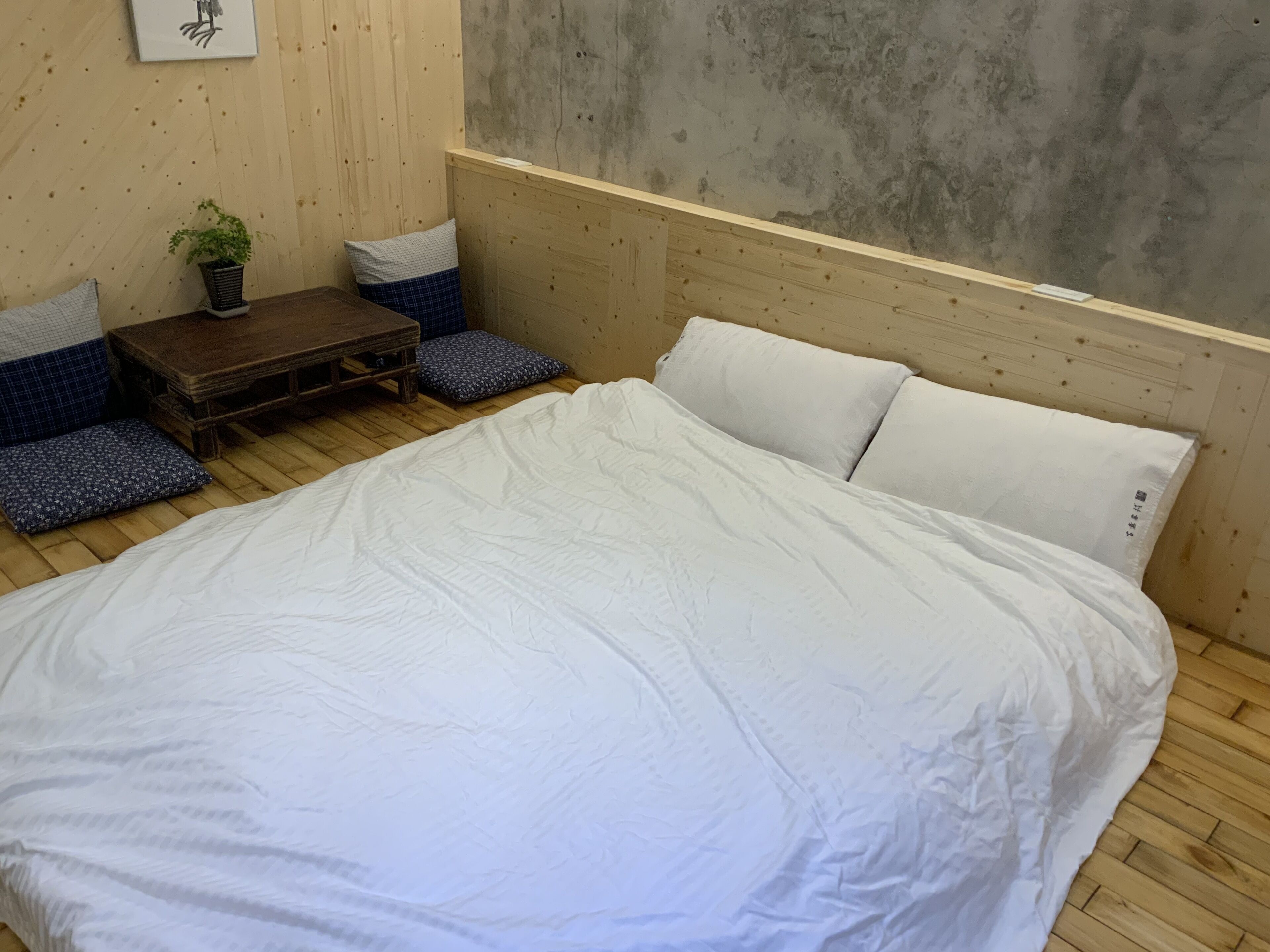 Cubrecamas, espacio para trabajar con laptop y wifi gratis 