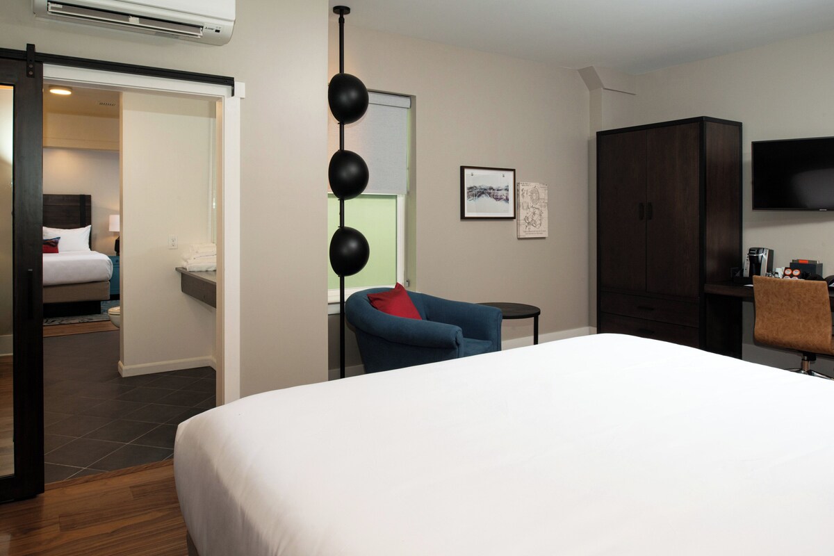 Suite, 2 Bedrooms | Pillowtop beds, desk, laptop workspace, blackout drapes