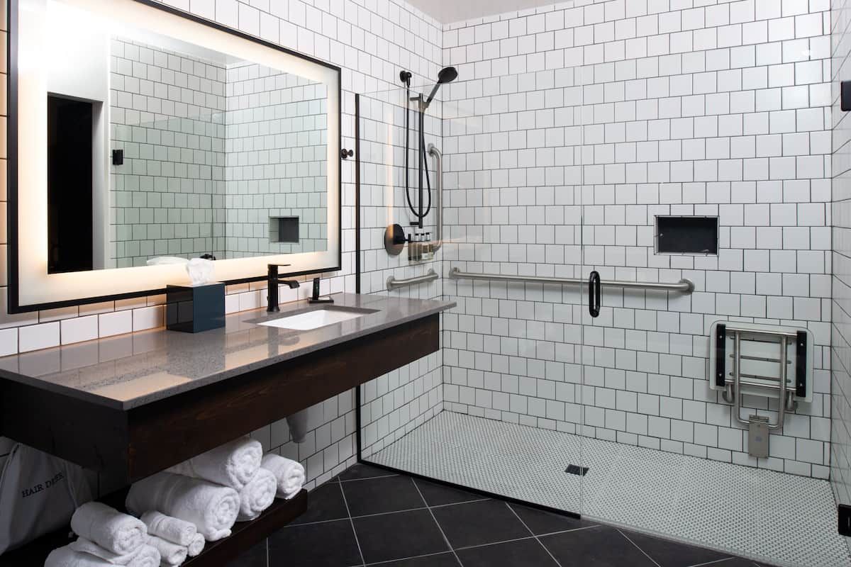 standard room, 1 king bed, accessible (communication, roll-in shower) | 1 bedroom, pillow-top beds, desk, laptop workspace