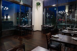 Breakfast and dinner served - Hotel Indigo Spokane Downtown by IHG (Spokane)