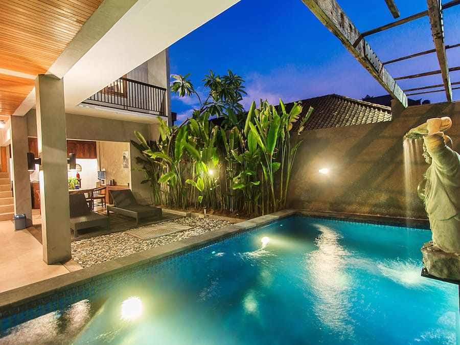 Fachada da propriedade à noite