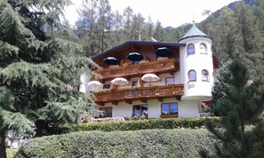 A multi-story building with balconies, a tower, and a sign reading 'WALTHERM.' - Double room 3 - Haus Waldheim (Oetz)
