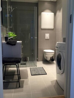 Apartment, 1 Bedroom | Bathroom | Shower, free toiletries, towels, shampoo