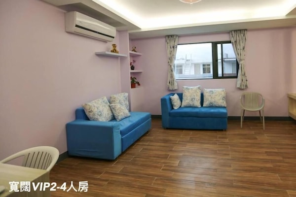 Family Room | Desk, soundproofing, free WiFi, wheelchair access