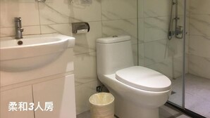 Un baño con lavamanos, inodoro y ducha.