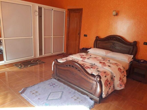 Laptop workspace, free WiFi, bed sheets