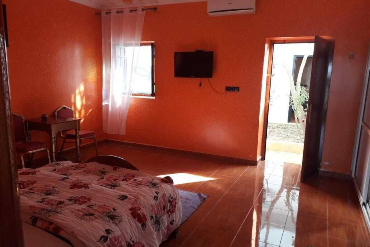Laptop workspace, free WiFi, bed sheets