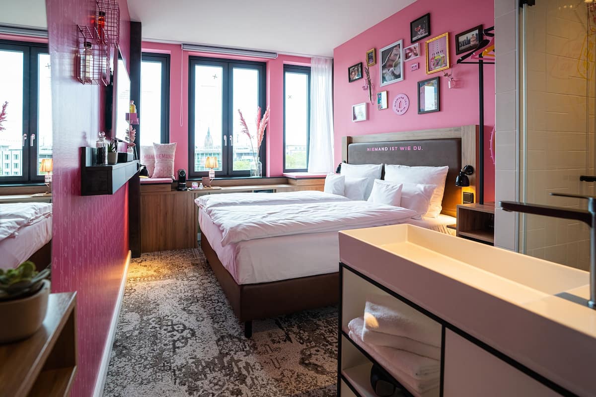 Habitación, 1 cama de matrimonio grande | Ropa de cama de alta calidad y colchones con acolchado adicional