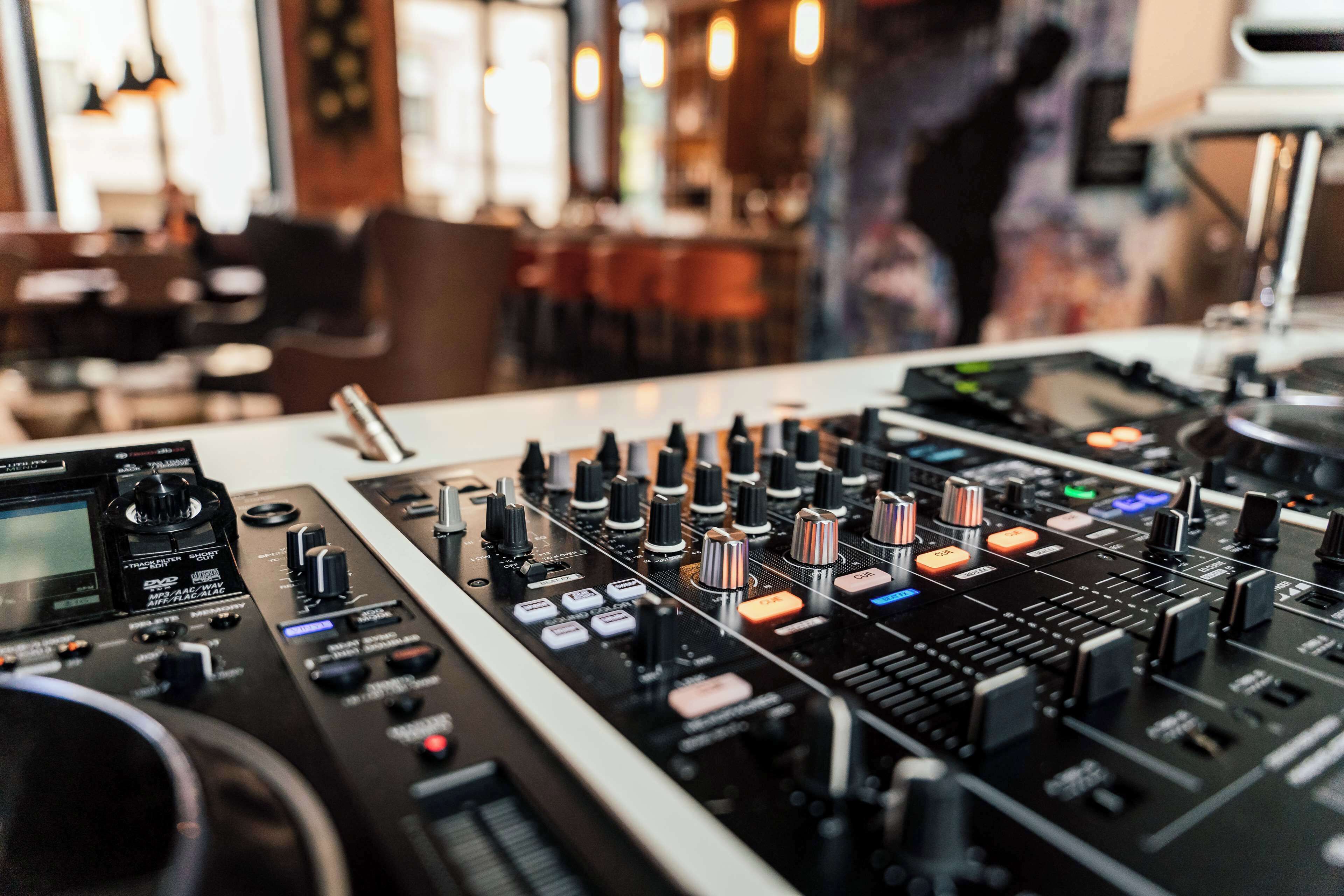 serves breakfast, lunch and dinner