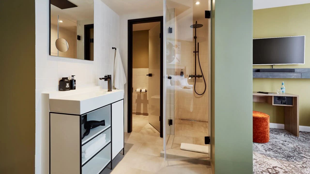 Douche, douche à « effet pluie », articles de toilette de luxe