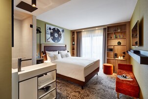 Habitación, 1 cama de matrimonio grande | Baño | Ducha y cabezal de ducha tipo lluvia