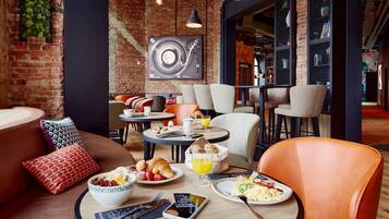 Café da manhã com buffet todos os dias (EUR 25 por pessoa)